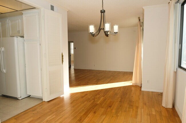 Building Photo - 8568 Burton Way