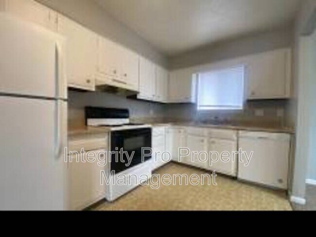 Building Photo - 135 Manor Dr