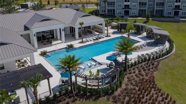Foto del edificio - 400 Hidden Palms Dr