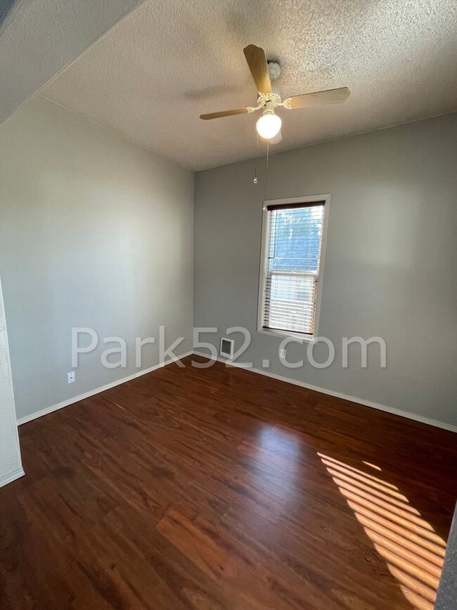 Building Photo - 3 Bedroom Tacoma Single Family Home- Pet Friendly!