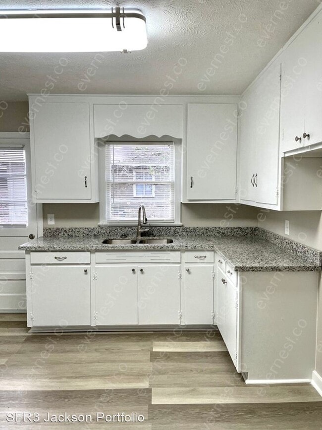 Building Photo - 3 br, 1 bath House - 130 Wacker Drive