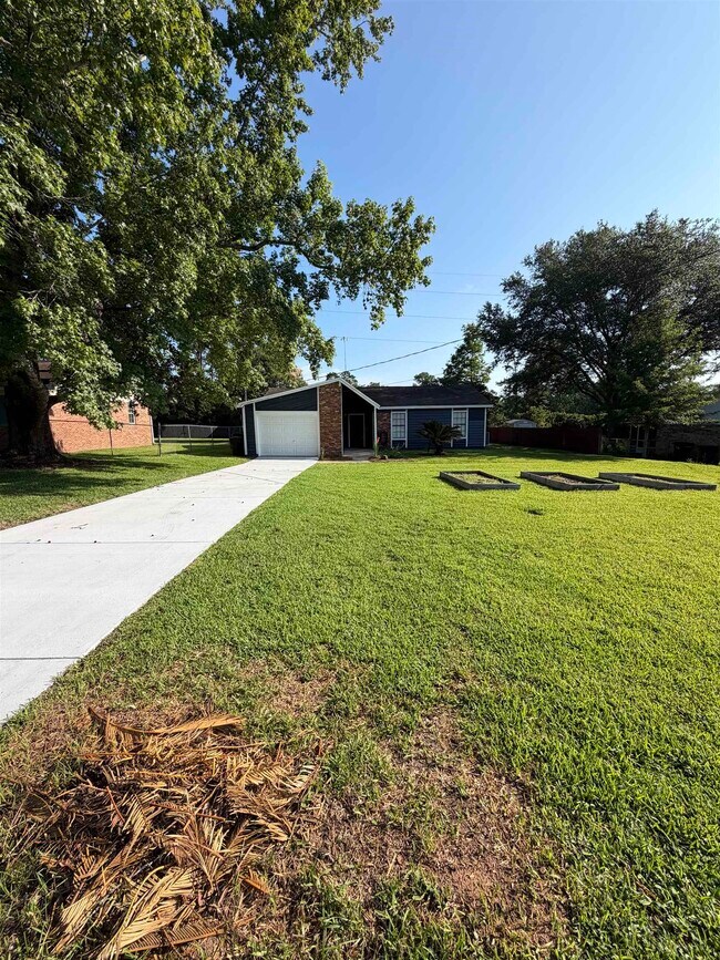 Building Photo - 2434 Dundee Dr