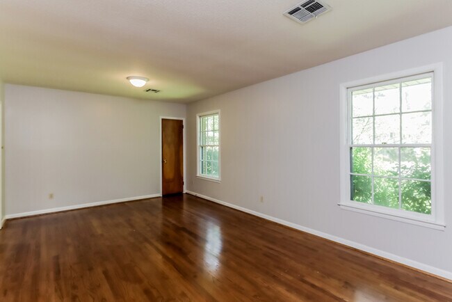 Foto del edificio - 908 Green Forest Dr