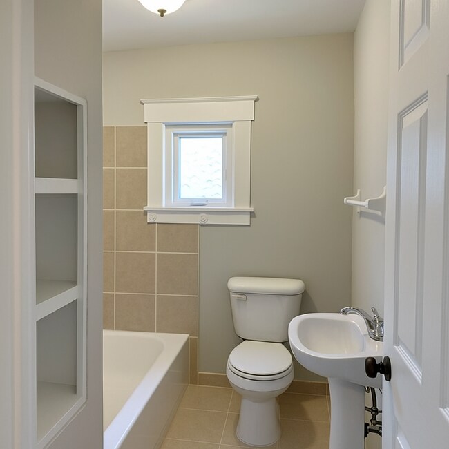 Foto del edificio - Newly renovated home immediately available