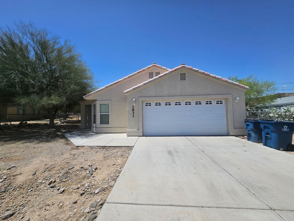 Foto principal - 3 Bedroom Home in Bullhead City