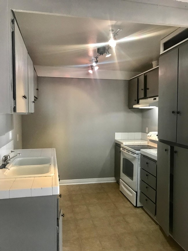 kitchen - 212 S Kraemer Blvd