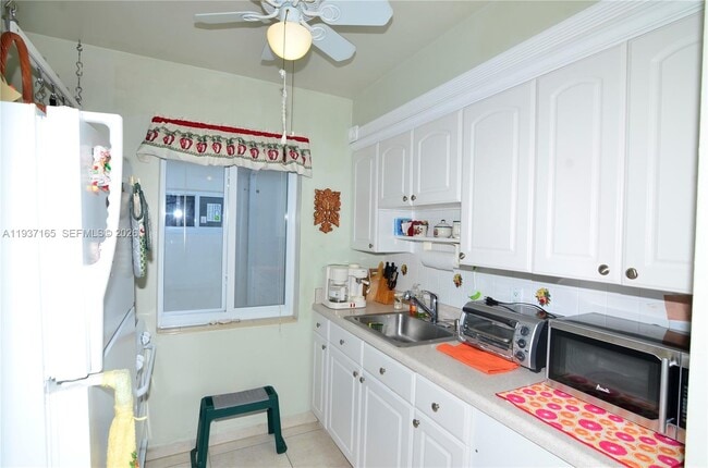 Foto del edificio - 7430 Byron Ave