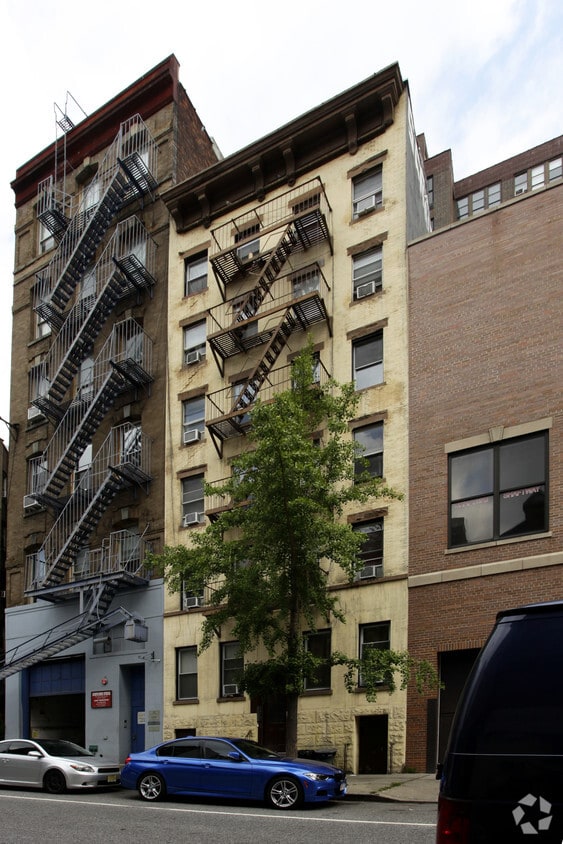 Side View, Right - 445 W 36th St