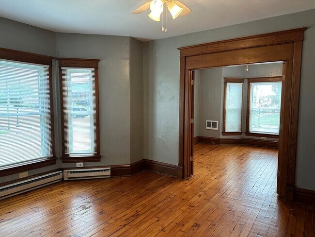 Building Photo - 200 S Throop St Unit 1