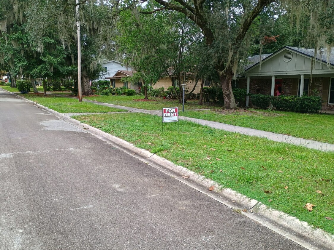 Foto principal - 3327 Hollycrest Blvd