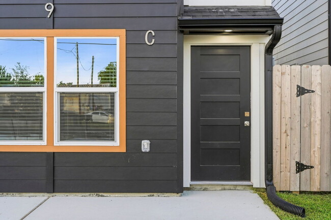 Building Photo - 9819 Turnbow St