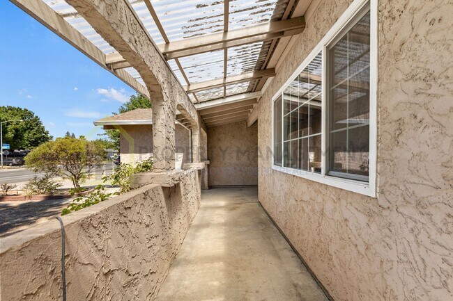 Foto del edificio - Charming 4-Bed, 2-Bath Home in Sacramento’...