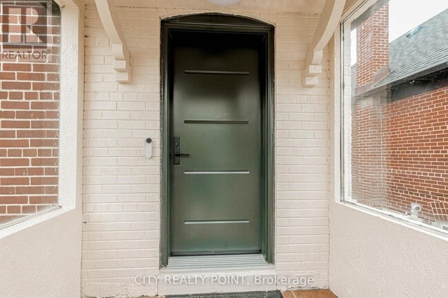 Building Photo - 80 Albani St