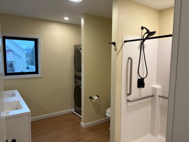 Baño - 1177 Main St