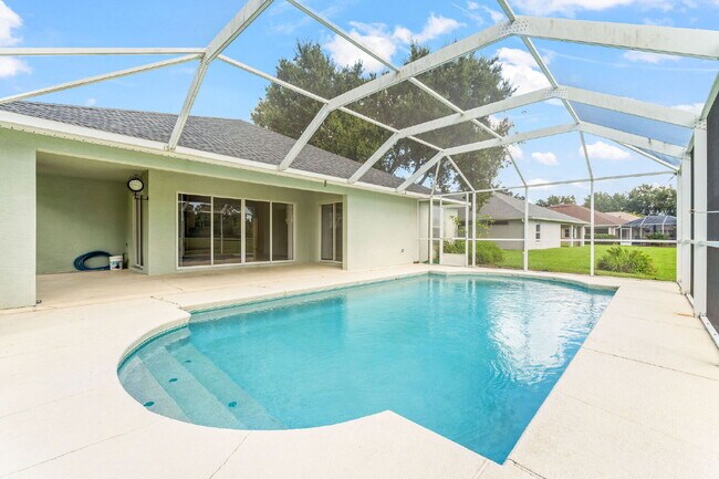 Building Photo - Scenic Comfort Awaits: Spacious 3-Bed, 2-B...
