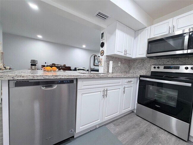 Foto del edificio - 9731 Fontainebleau Blvd