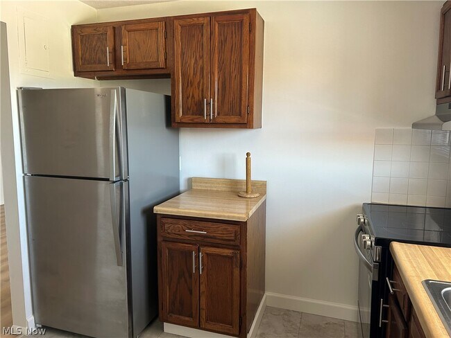Building Photo - 24635 Clareshire Dr