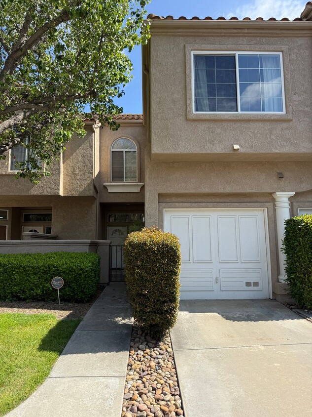 Primary Photo - Beautiful 2 Bed, 2.5 Bath Two-Story Townho...
