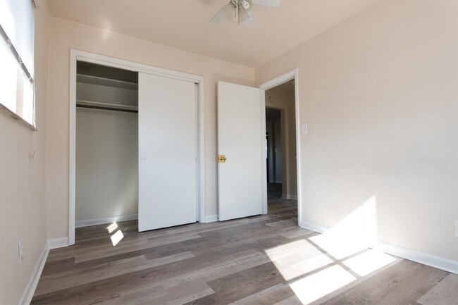 Foto del edificio - 4221 Brownway Ave