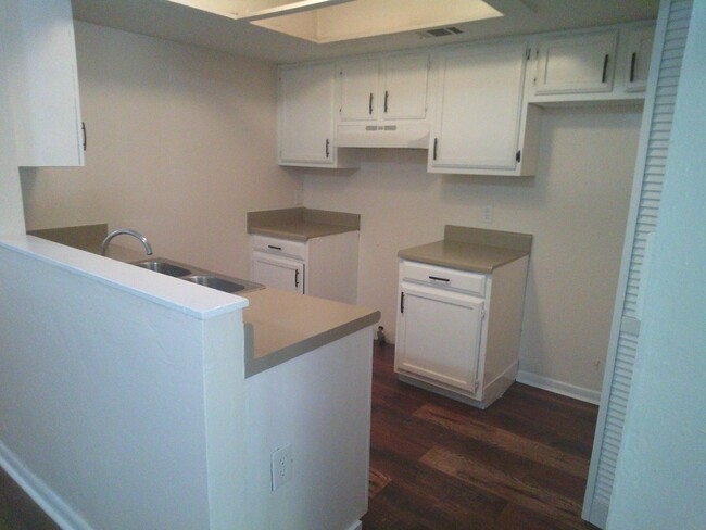 Building Photo - Spacious 2 bedroom 2 bath with bonus room
