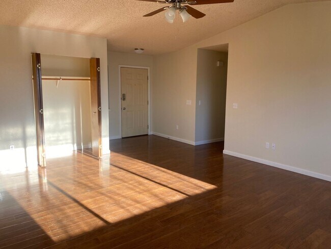 Foto del edificio - 3 BEDROOM 2 BATHROOM HOME IN THE PEPPERTREE SUBDIVISION