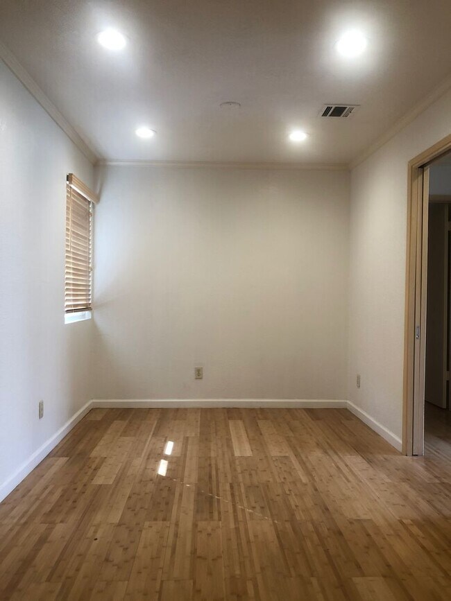 Building Photo - LABOR DAY SPECIAL - 2 WEEKS FREE RENT!! Da...