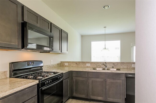 Building Photo - 4011 Silver Ranch Rd