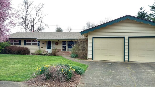 Building Photo - Spacious 3BD/2BA home located in NE Salem