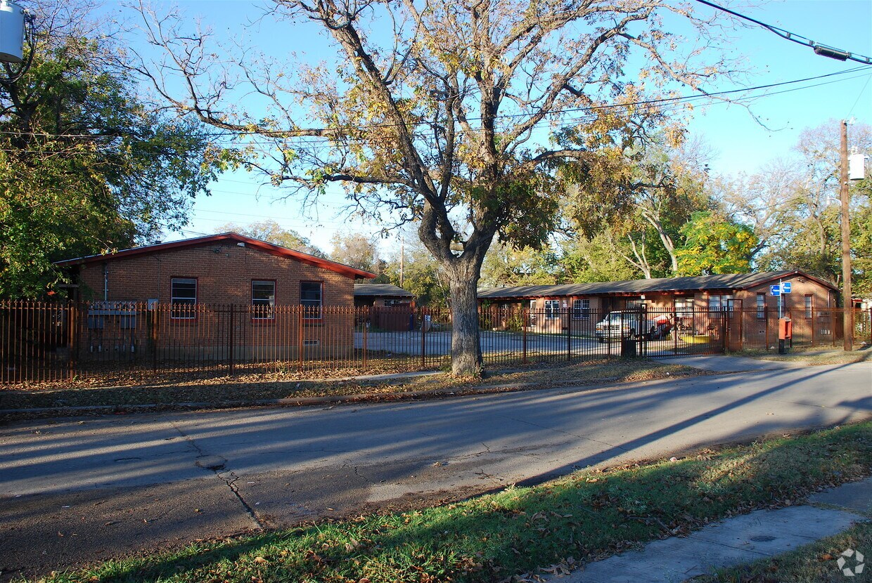Primary Photo - 2215 Jb Jackson Jr Blvd