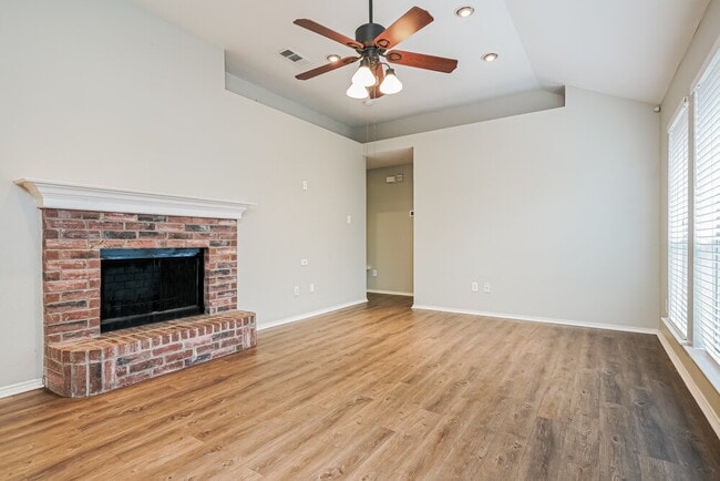 Building Photo - 13911 Creek Crossing Dr