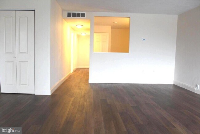 Foto del edificio - 1421 Forest Ln