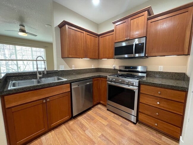 Building Photo - 3Bd 3Ba Home in Hillsboro with Attached Ga...