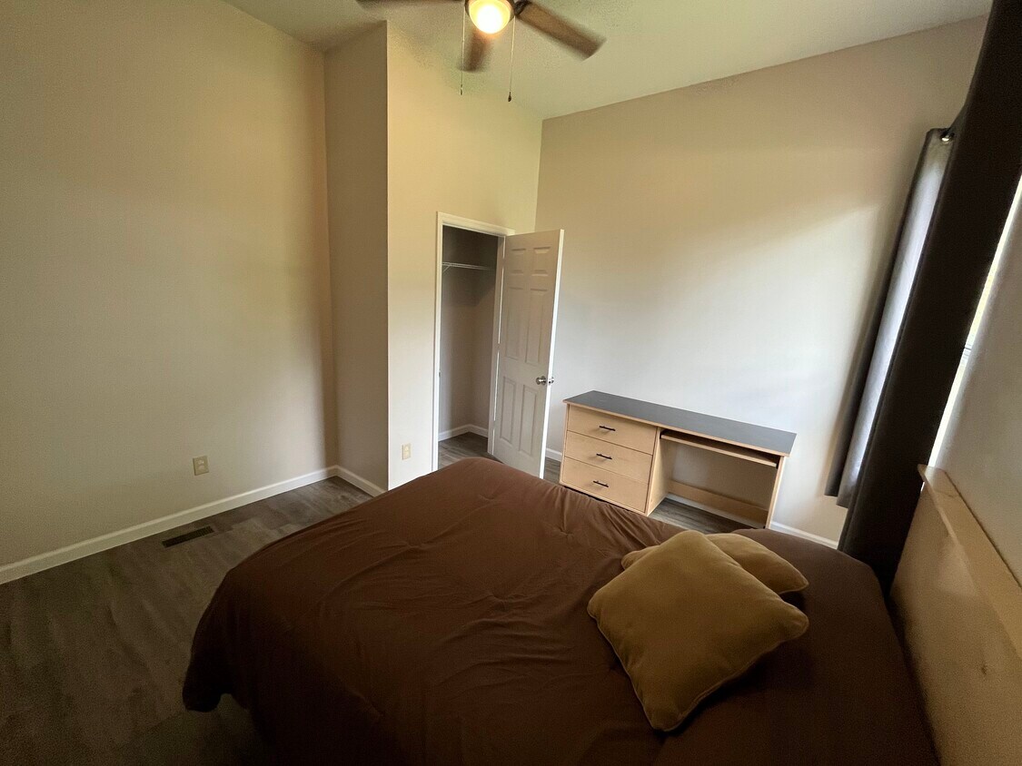 furnished student bedroom - 206 Ridge Rd
