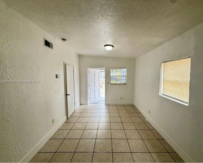 Foto del edificio - 1345 NW 55th St