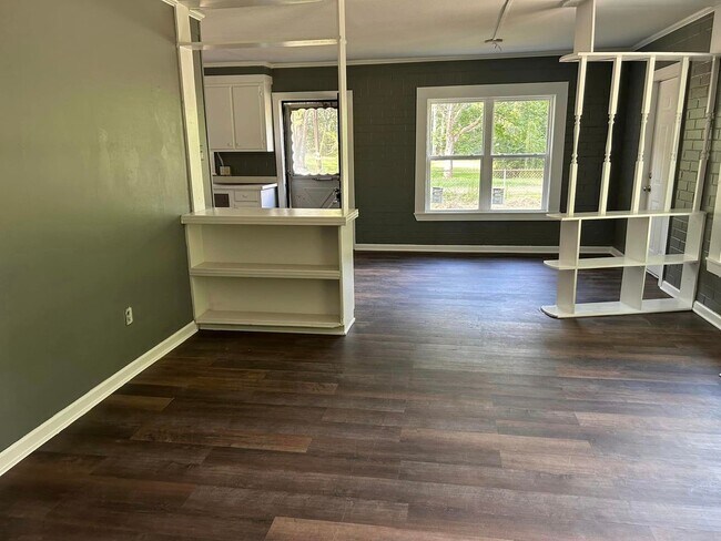 Building Photo - 3 Bedroom 1 Bath House Available For Rent