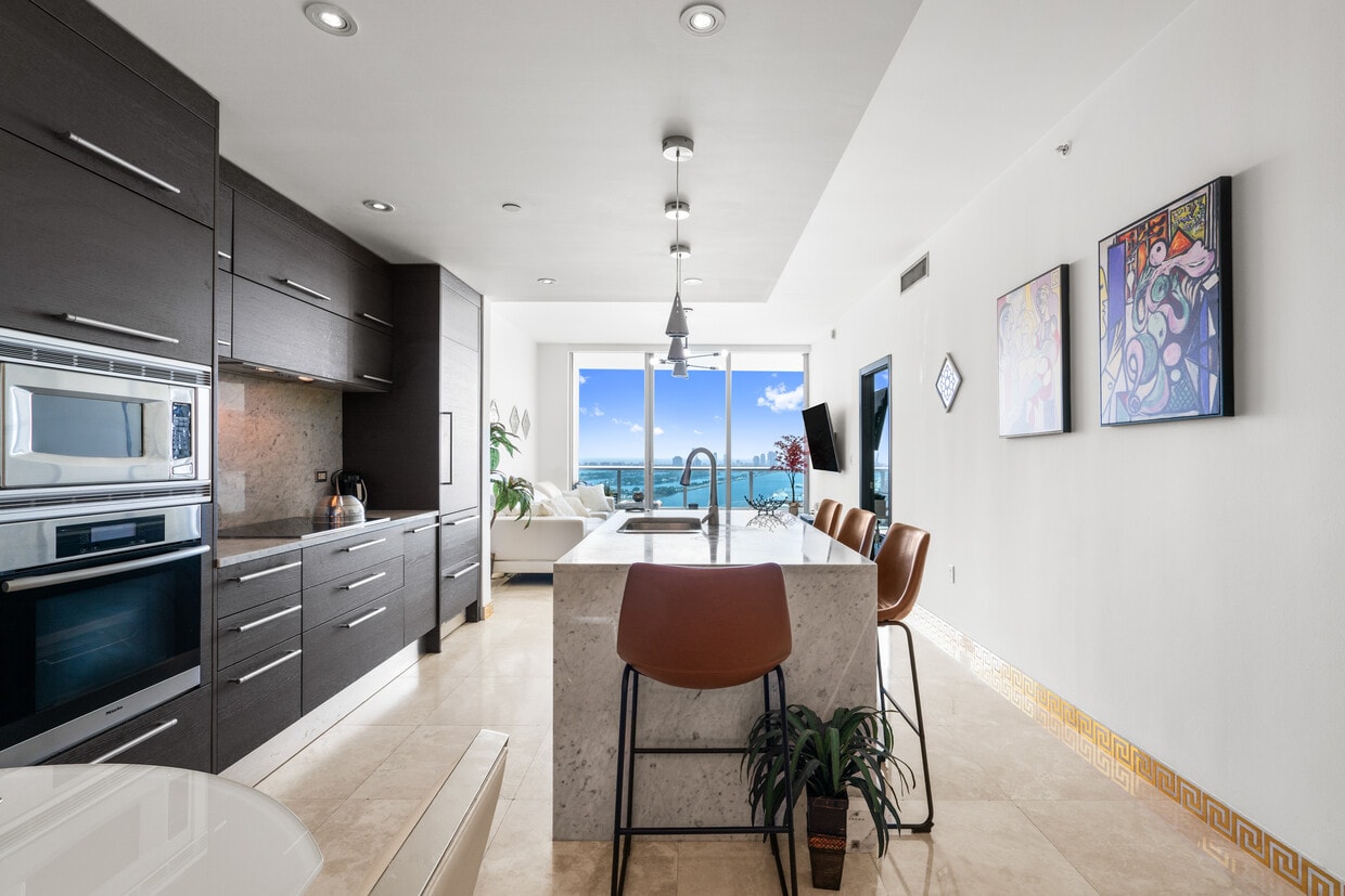 Photo - 900 Biscayne Blvd (Miami, FL)