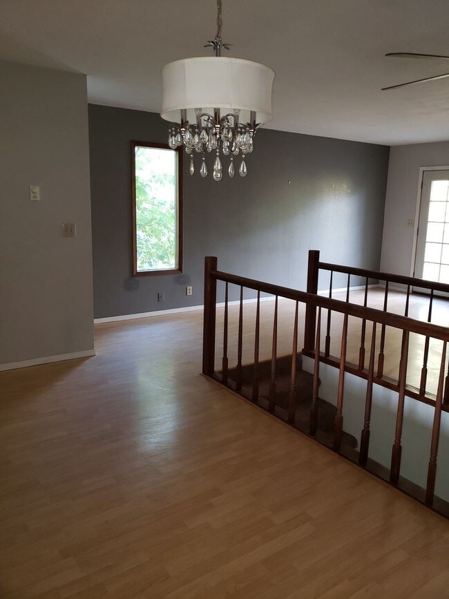 Foto del edificio - 3 br, 1.5 bath House - 232 W. 6th St.