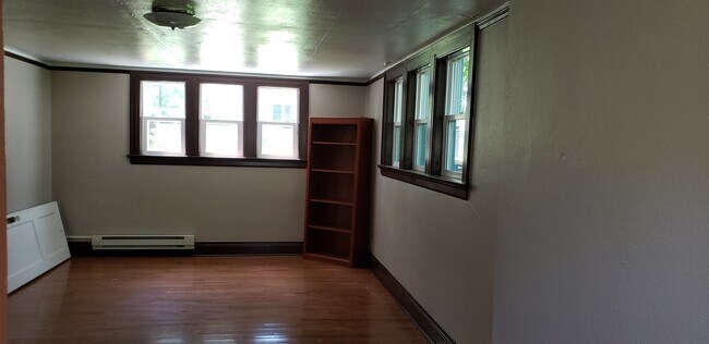 Building Photo - 319 12th Ave N