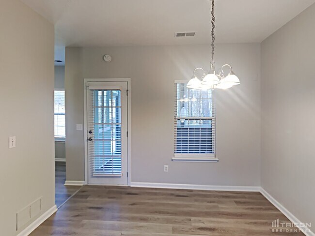 Foto del edificio - 4856 Lake Park Ln