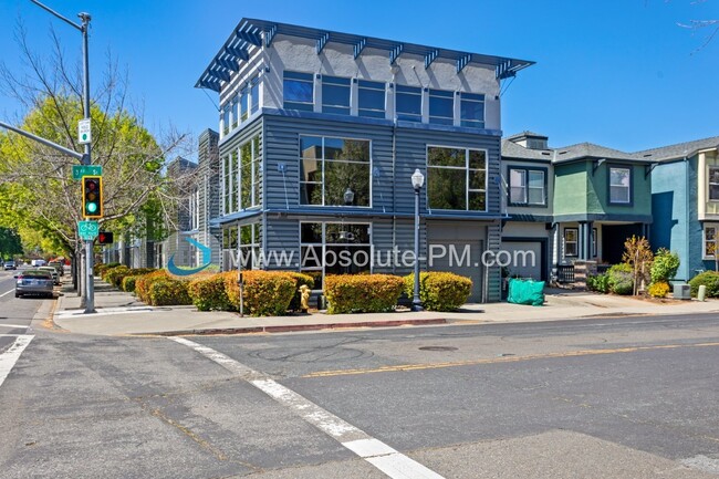 Building Photo - Amazing 2 Bedroom 1.5 Bath Townhome in the...