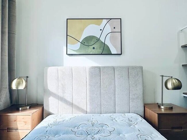 Foto del edificio - Furnished room/NOT APARTMENT
