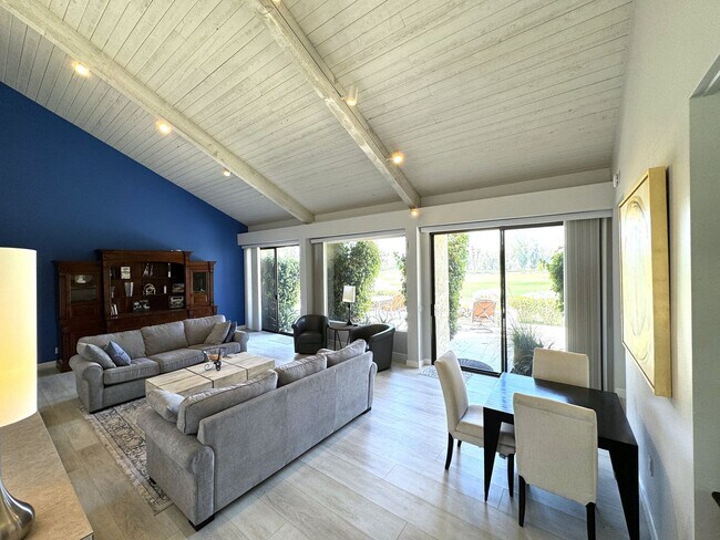 Foto del edificio - AVAILABLE NOW!! Charming 2 Bedroom/2 Bath ...