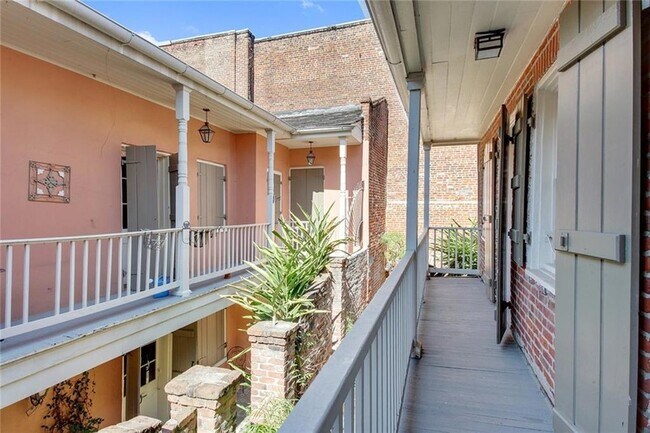 Building Photo - 523 Dumaine St