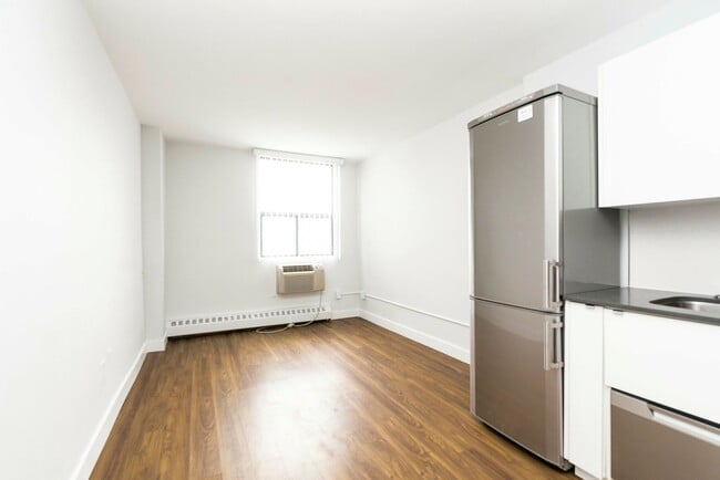 Building Photo - 798 Richmond Street West