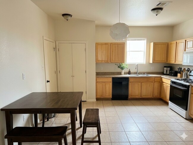 Foto del edificio - 2506 E 8th St
