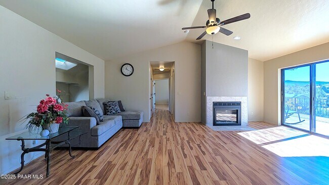 Foto del edificio - 4911 Hornet Dr