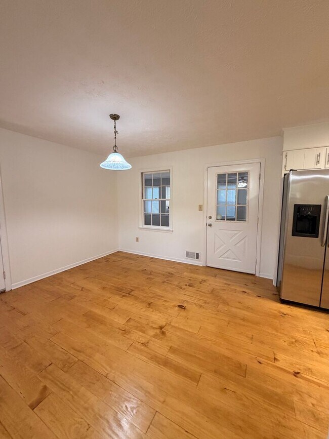 Foto del edificio - Available Now! Charming Watkinsville Home with Large Sunroom & Fenced Yard