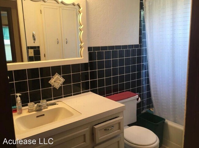 Building Photo - 3 br, 1 bath House - 1606 E 8th