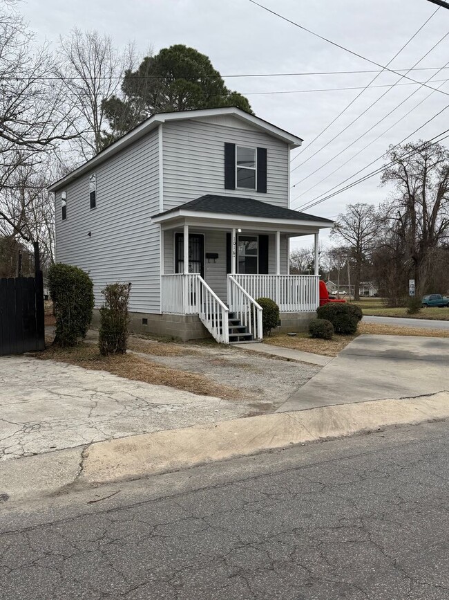 Building Photo - Cozy Home with a Great Location In Town