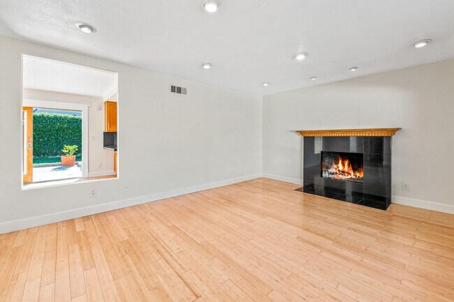 Foto del edificio - Charming 3-Bedroom, 2-Bathroom Home in Prime North Huntington Beach Location